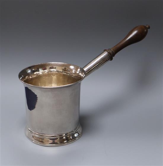 A George III silver brandy saucepan, with turned wooden handle, John King, London, 1777, length 21cm.